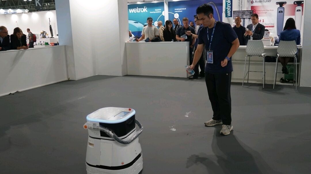  Versatile commercial scrubber robot capable of cleaning various surfaces from polished concrete to epoxy floors