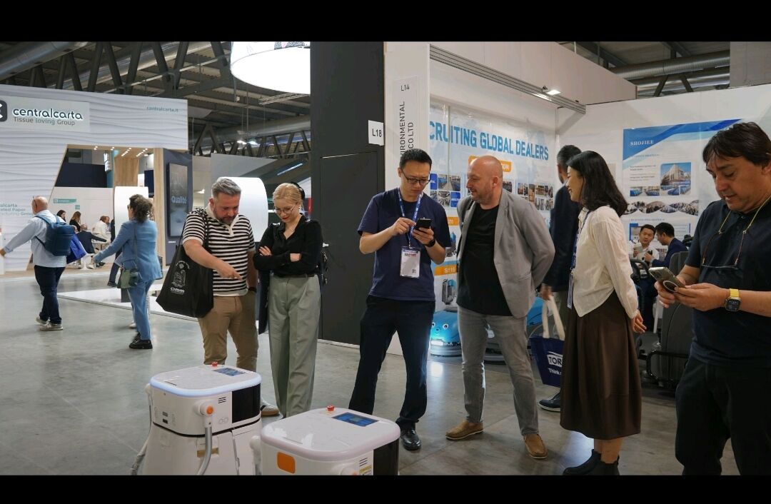  Versatile commercial scrubber robot capable of cleaning various surfaces from polished concrete to epoxy floors